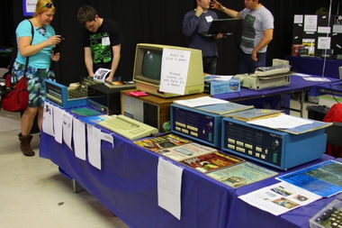 復古風潮席卷美國計算機展，老款蘋果產品與新式維修服務同臺受捧